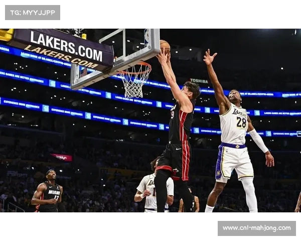 湖人詹姆斯快攻助攻东契奇，空中接力引爆主场