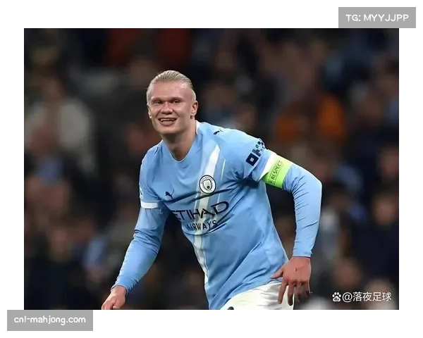 镜头聚焦：哈兰德背身接球后迅速分边，随即高速前插，完成一次经典的纵深配合